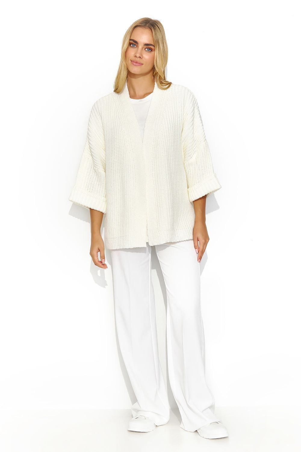 A white buttonless cardigan with wide sleeves and a lot of character. This cardigan has a uniform and regular pattern. It looks great when paired with a dress or a simple t-shirt and jeans. It is a versatile piece that adds exceptional class to both casual and more formal outfits. Made in Europe.