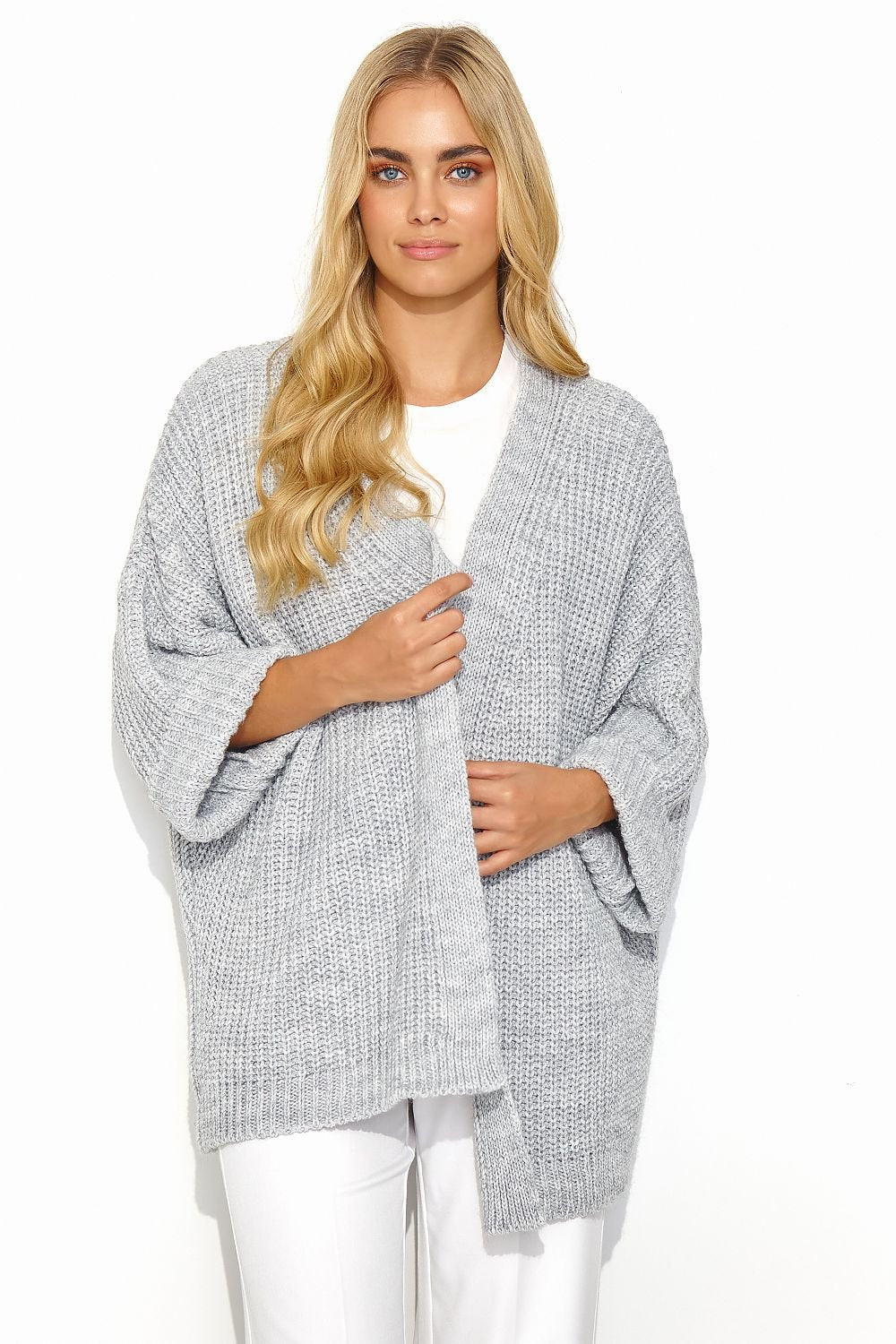 A grey buttonless cardigan with wide sleeves and a lot of character. This cardigan has a uniform and regular pattern. It looks great when paired with a dress or a simple t-shirt and jeans. It is a versatile piece that adds exceptional class to both casual and more formal outfits. Made in Europe.