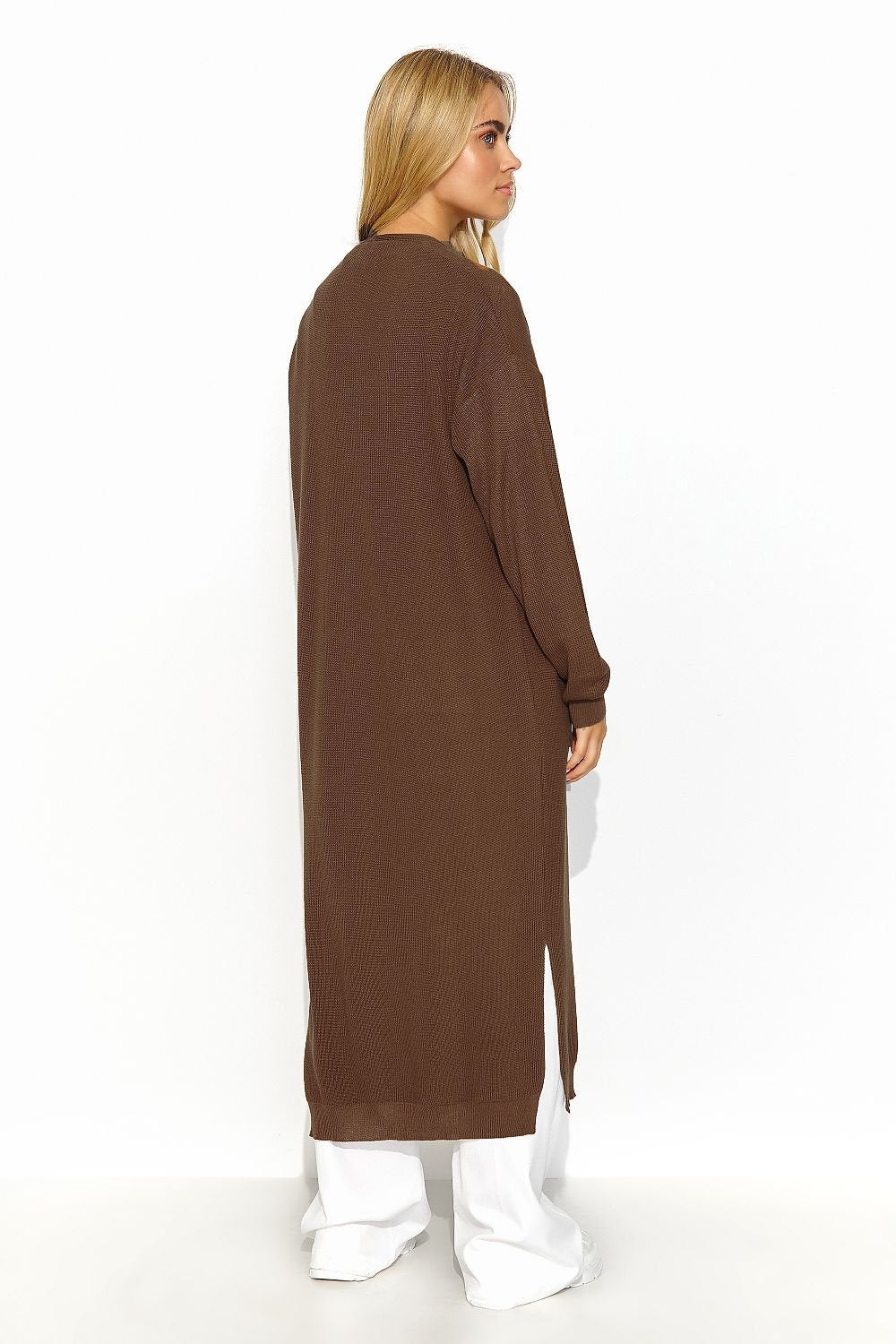A long unbuttoned brown cardigan, straight cut with long sleeves and slits at the bottom. There are slip pockets on the front. A perfect choice for Spring and slightly colder days.