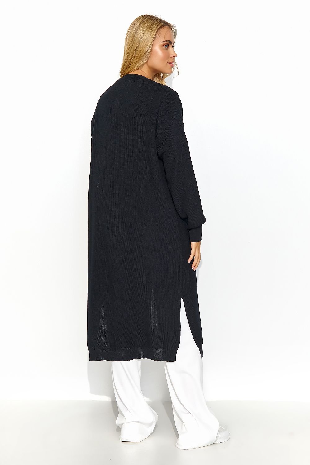 A long unbuttoned black cardigan, straight cut with long sleeves and slits at the bottom. There are slip pockets on the front. A perfect choice for Spring and slightly colder days.