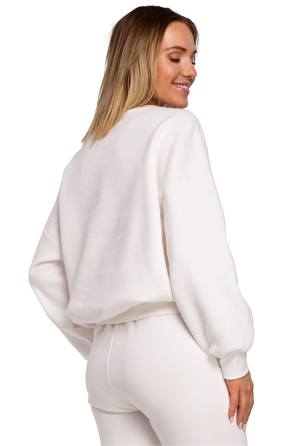 Oversized sweater, with original embroidery on the front in many fashionable colors. Lovely with sweatpants in the same color, jeans, skirts and dresses. Colour: white.