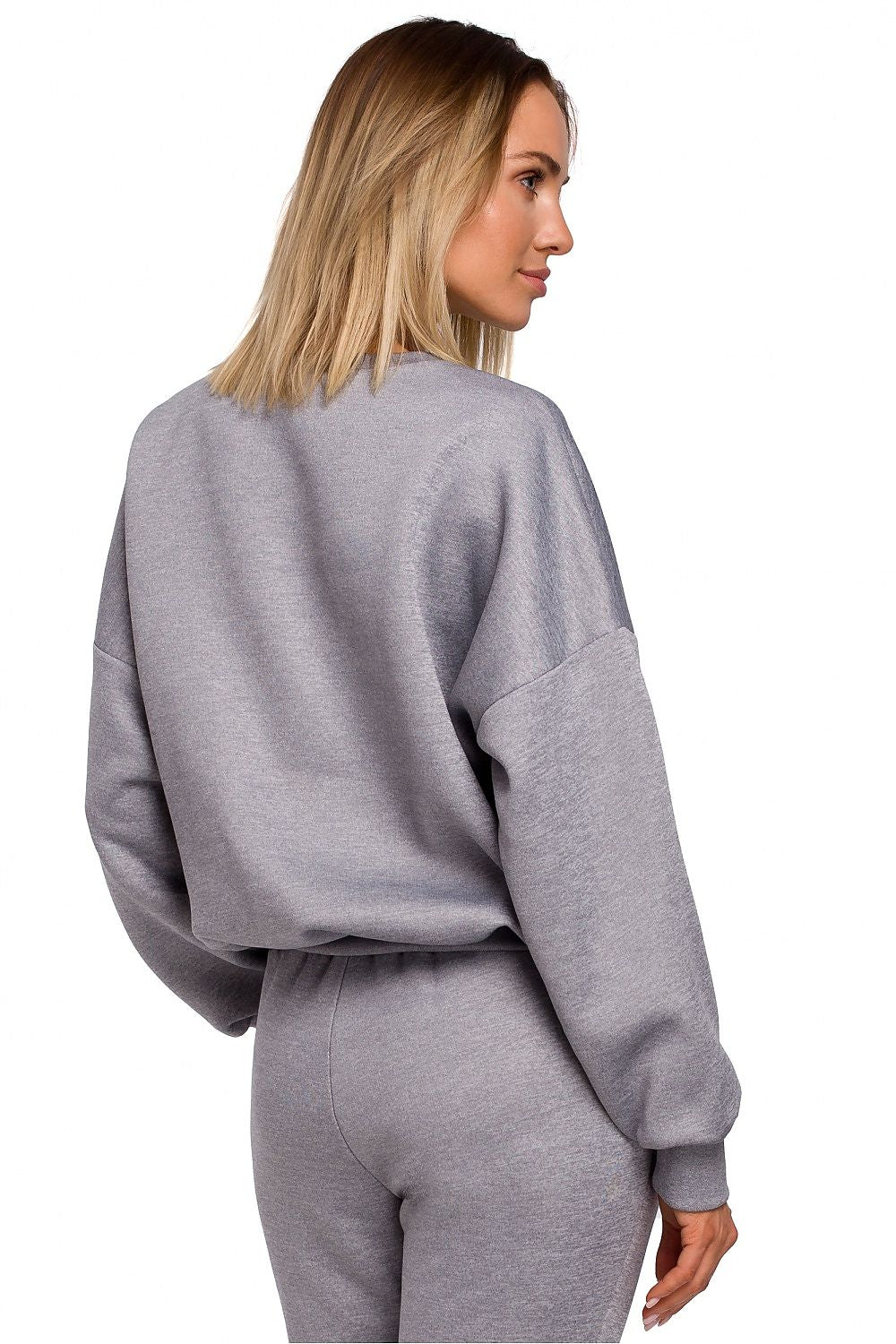 Oversized sweater, with original embroidery on the front in many fashionable colors. Lovely with sweatpants in the same color, jeans, skirts and dresses. Colour: grey.