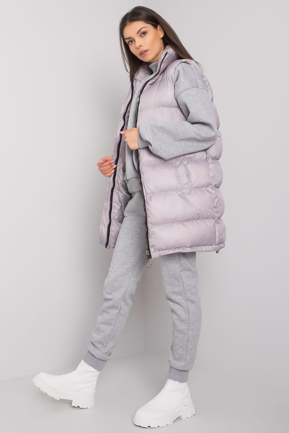A set consisting of a grey sweatshirt and sweatpants and a lilac down vest. Zipped vest with pockets. Straight cut sweatshirt with long sleeves. Sweatpants with pockets and tie at the waist.