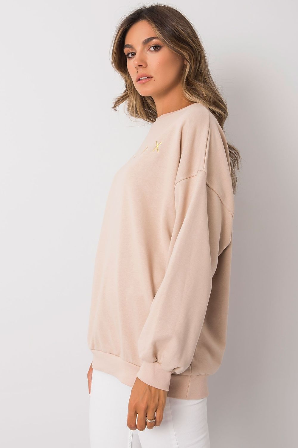 Beige loversized crew neck sweatshirt. Perfect for everyday wear.
