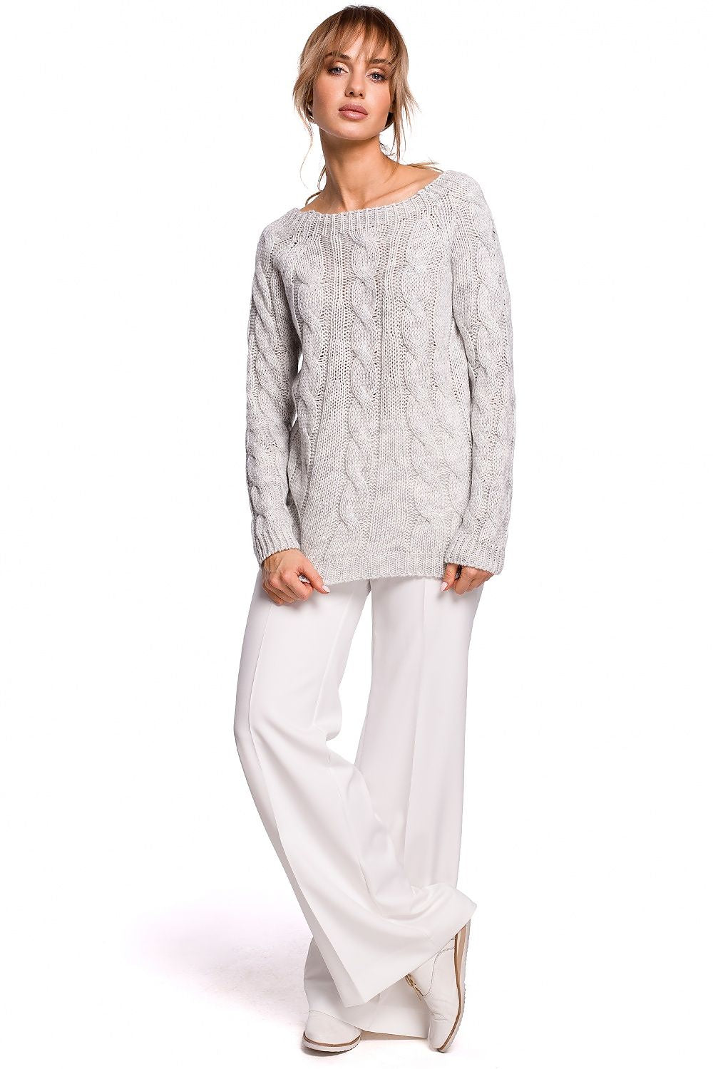 A fitted grey sweater with a boat neckline and a light openwork weave. It is an elegant and timeless cut and weave that will stay in your wardrobe for a long time. Perfect for layering up.