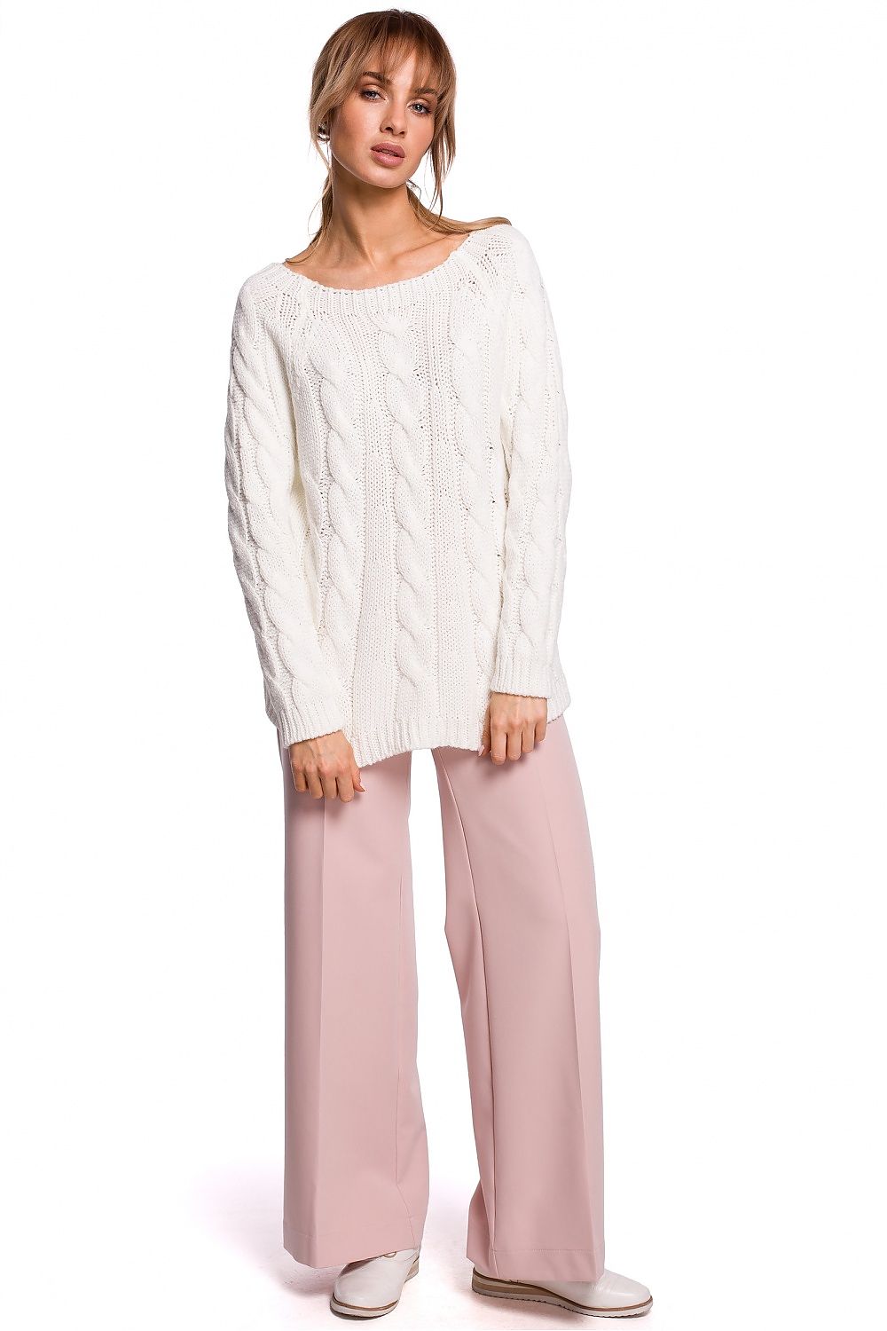 A fitted white sweater with a boat neckline and a light openwork weave. It is an elegant and timeless cut and weave that will stay in your wardrobe for a long time. Perfect for layering up.