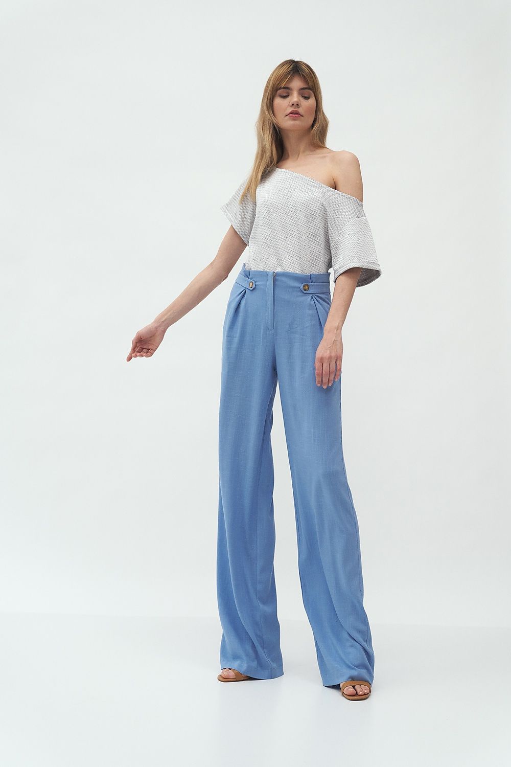 Blue palazzo pants made of soft material. Raised waist and wide legs make the silhouette appear slender. They will go well with stiletto shoes and sneakers.