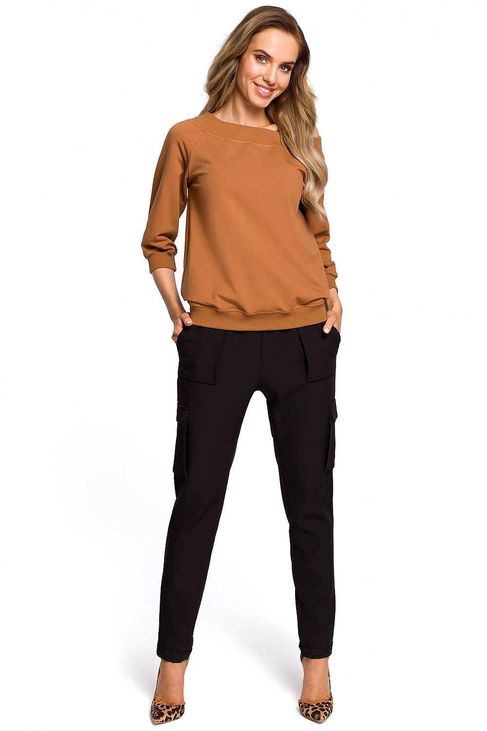 A cotton sweatshirt doesn't always need to be sporty. This lightweight brown cotton sweater has a wide neckline and shoulders. Pair it with the perfect pants to create an elegant and sophisticated look. Colour: brown.