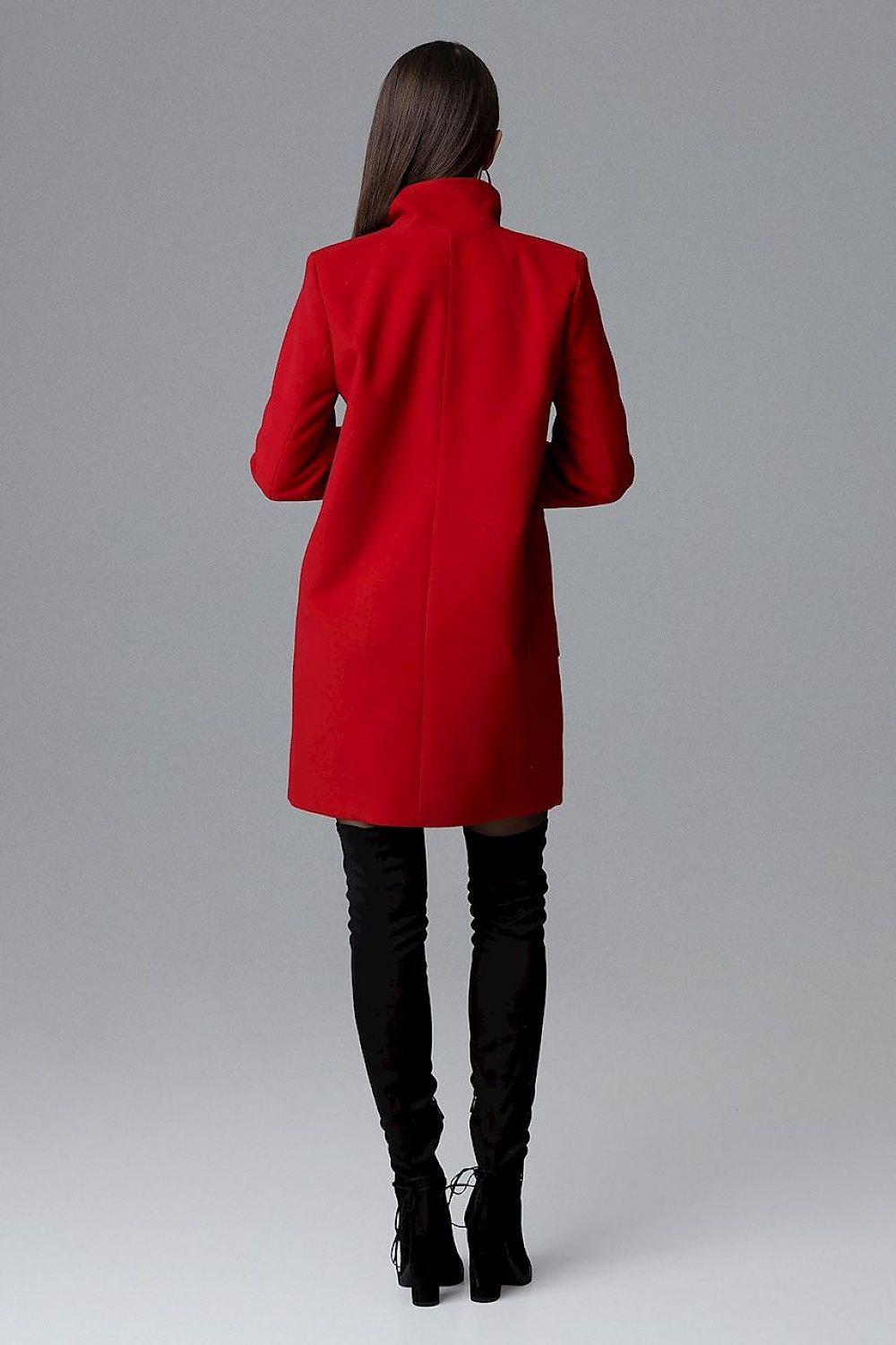The Ruby is a classic, double-breasted coat stitched at the waist, with a stand-up collar, pockets and chic decorative snap fasteners. Slightly slim fit which optically slenderizes every figure. Goes well with sneakers or boots. Colour: Red.