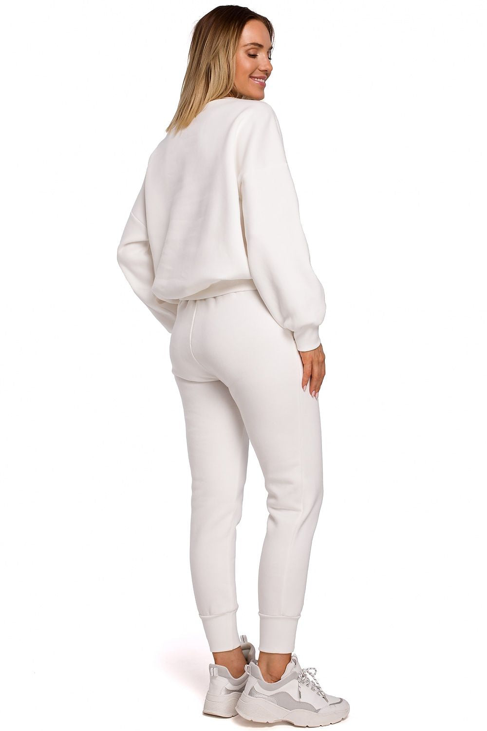 A classic of the sporty genre, sweatpants on elastic, with pockets and cuffs at the bottom of the legs. Colour: white.