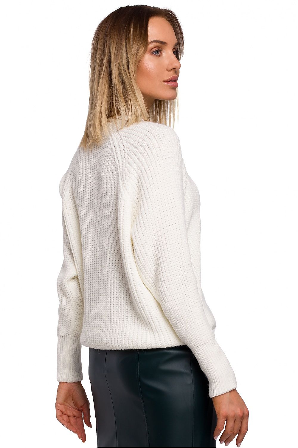 Timeless white sweater with ribbed knit and wide sleeves. A perfect addition to your various everyday outfits.