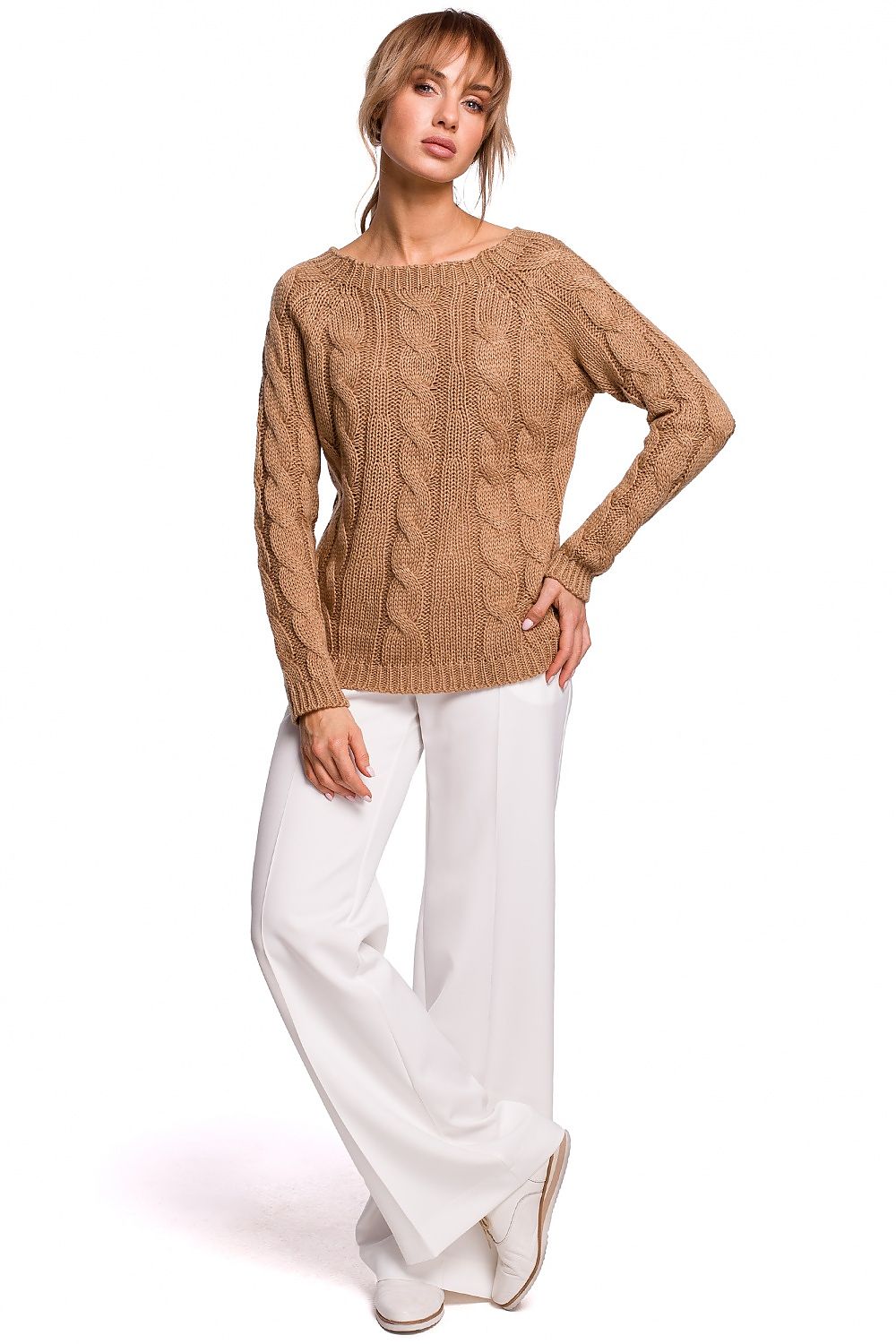 A fitted brown sweater with a boat neckline and a light openwork weave. It is an elegant and timeless cut and weave that will stay in your wardrobe for a long time. Perfect for layering up.