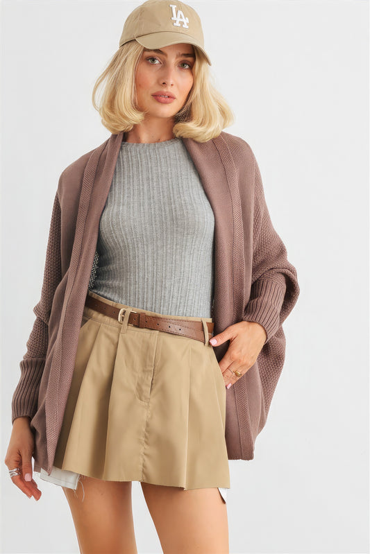 The Chelsea is our batwing sleeve open front cardigan. Designed to keep you warm and relaxed, it is perfect for layering over your favourite outfits. Ideal for casual outings and cozy evenings. Fabric: 100% Acrylic. Colour: cocoa.