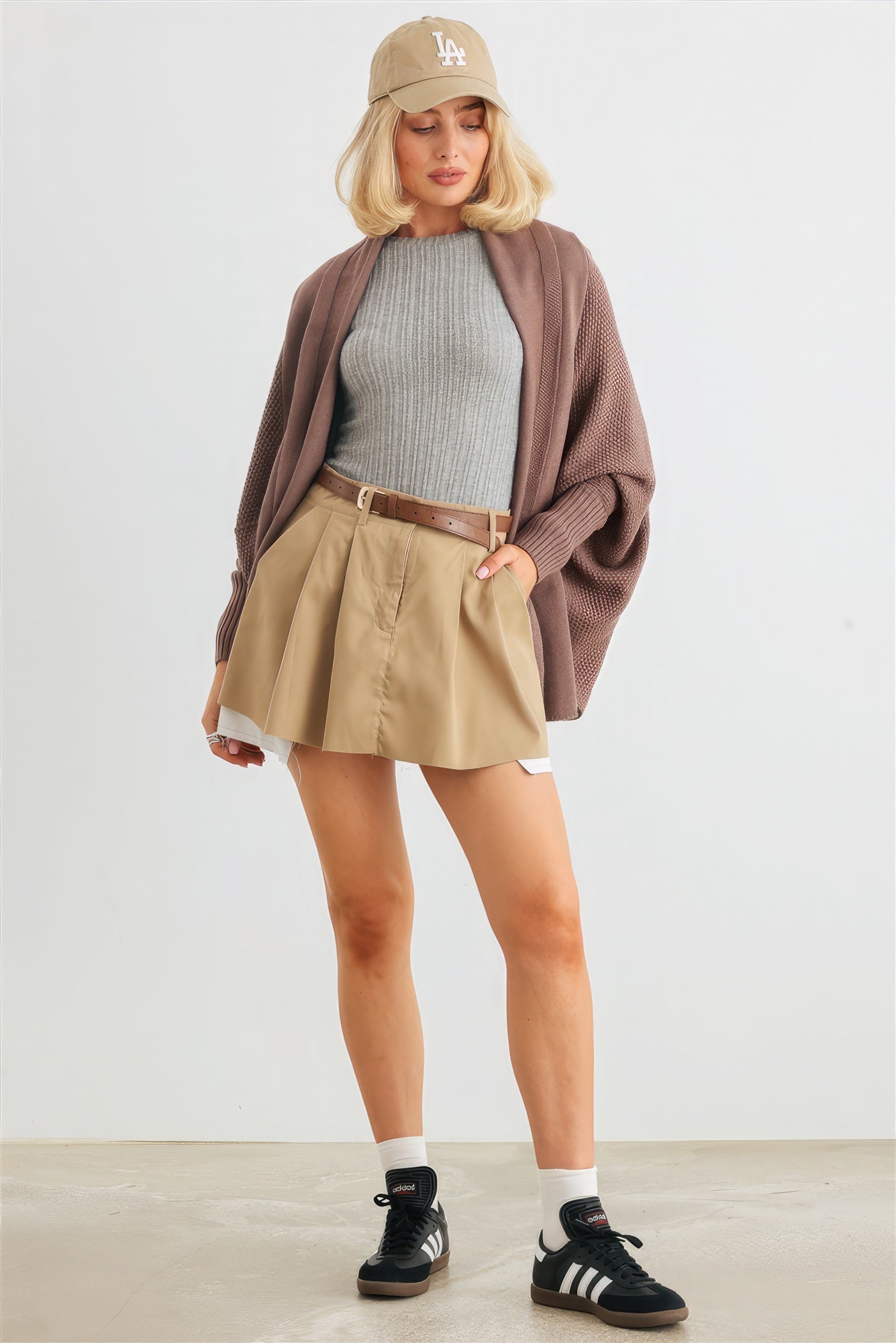 The Chelsea is our batwing sleeve open front cardigan. Designed to keep you warm and relaxed, it is perfect for layering over your favourite outfits. Ideal for casual outings and cozy evenings. Fabric: 100% Acrylic. Colour: cocoa.