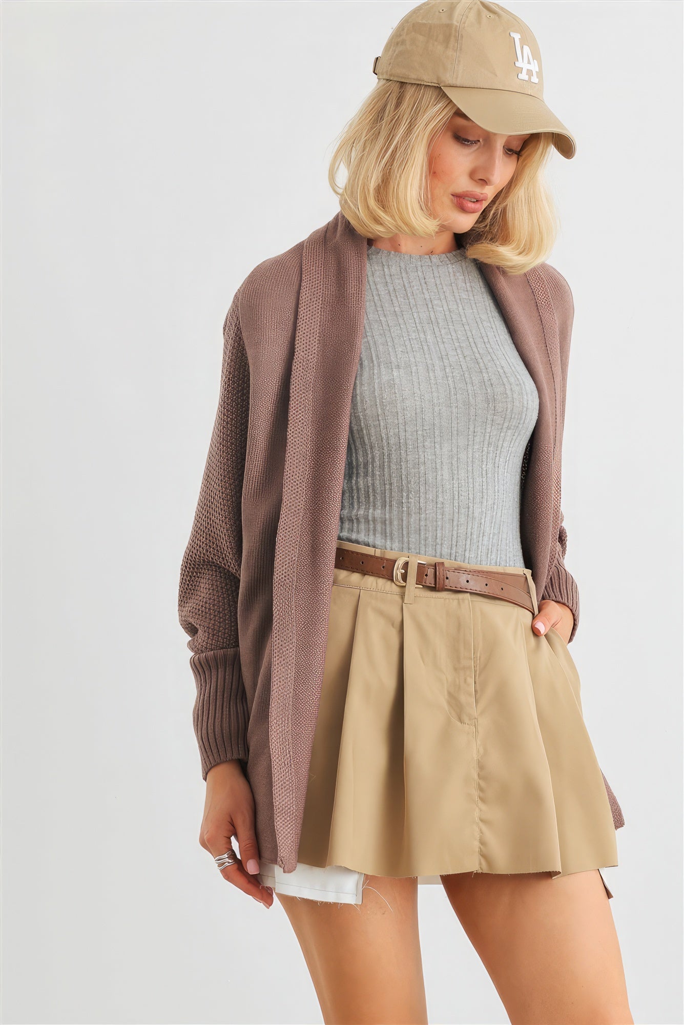 The Chelsea is our batwing sleeve open front cardigan. Designed to keep you warm and relaxed, it is perfect for layering over your favourite outfits. Ideal for casual outings and cozy evenings. Fabric: 100% Acrylic. Colour: cocoa.