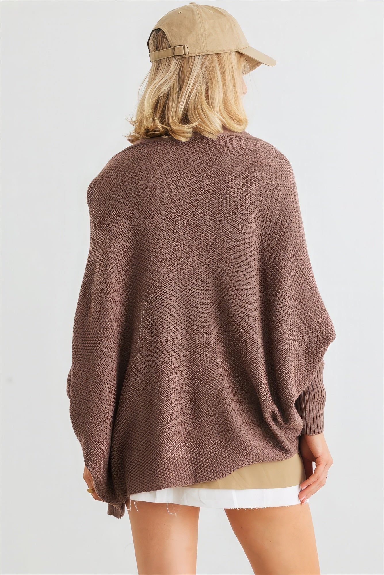 The Chelsea is our batwing sleeve open front cardigan. Designed to keep you warm and relaxed, it is perfect for layering over your favourite outfits. Ideal for casual outings and cozy evenings. Fabric: 100% Acrylic. Colour: cocoa.