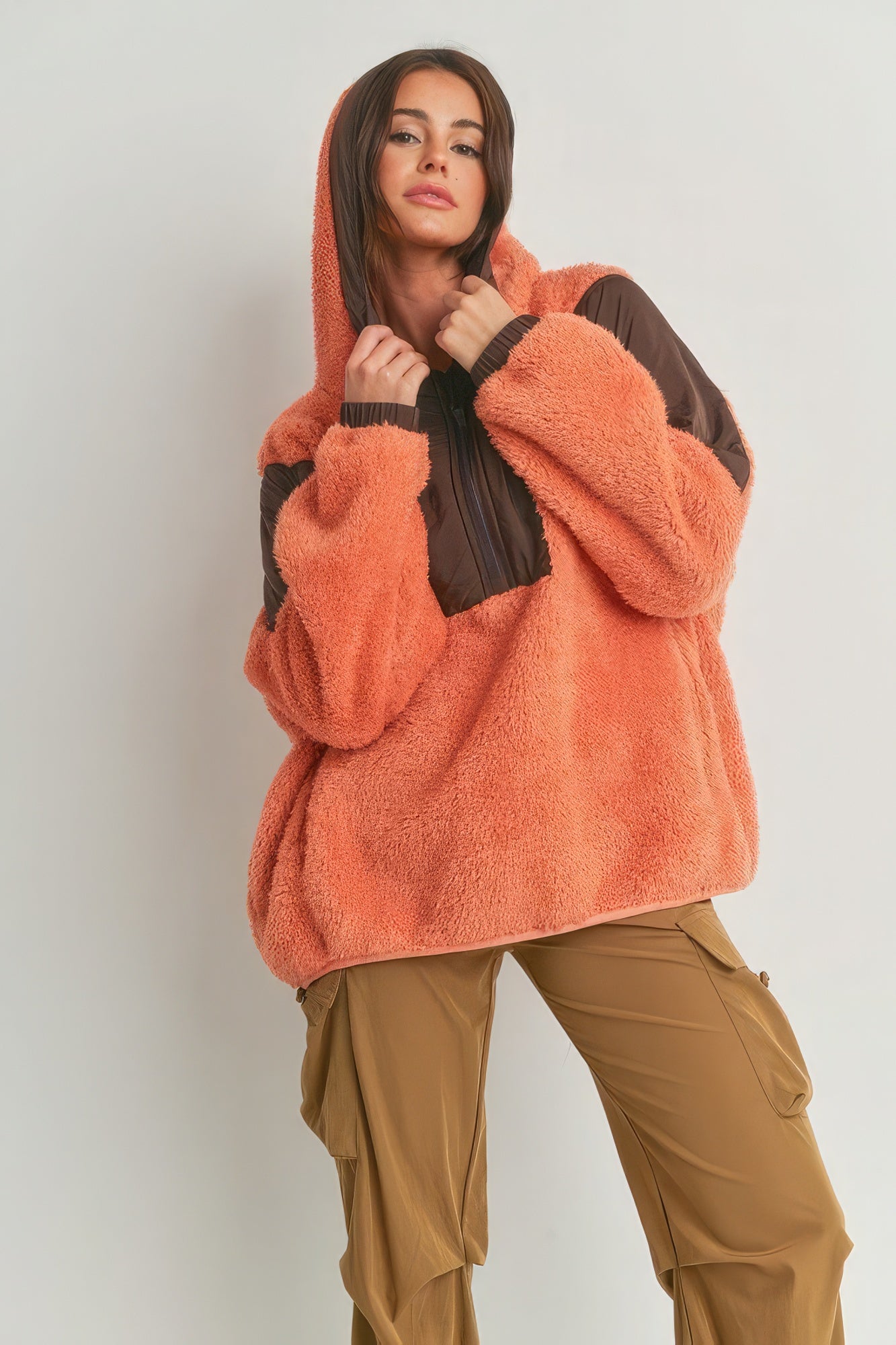 The Carly is our two-toned cozy hooded sweater. Crafted from 100% Polyester, it provides comfort, warmth and a trendy look. Perfect for various occasions, from casual outings to cozy nights in. Fabric: 100% Polyester. Colour: orange and brown.