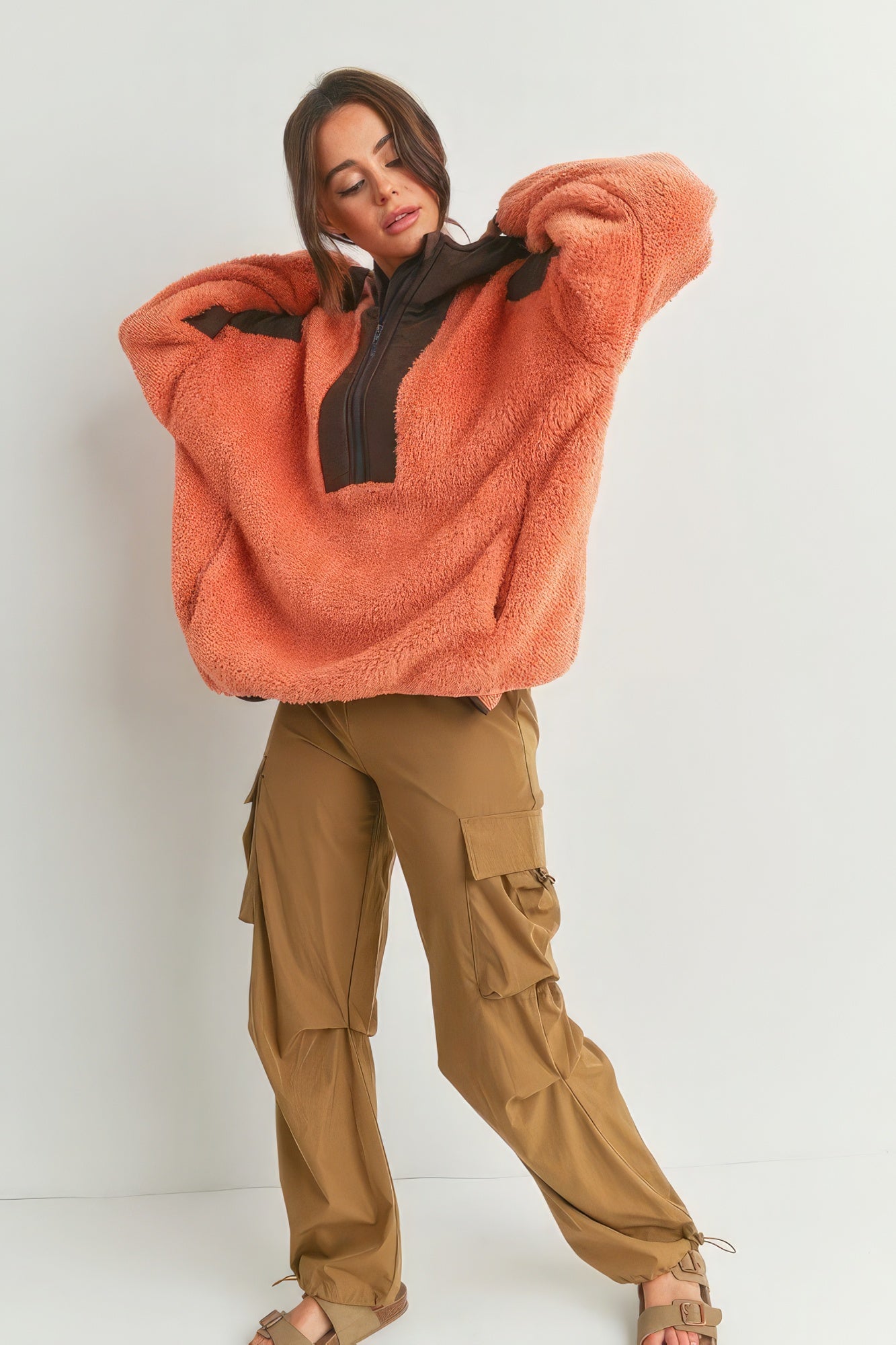 The Carly is our two-toned cozy hooded sweater. Crafted from 100% Polyester, it provides comfort, warmth and a trendy look. Perfect for various occasions, from casual outings to cozy nights in. Fabric: 100% Polyester. Colour: orange and brown.