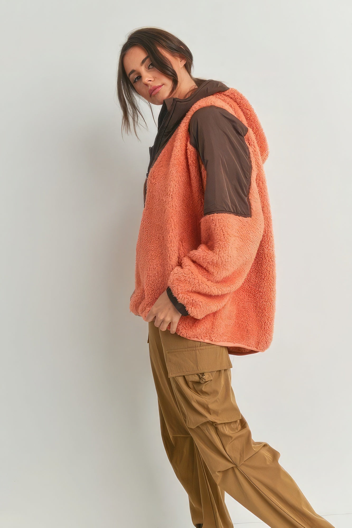 The Carly is our two-toned cozy hooded sweater. Crafted from 100% Polyester, it provides comfort, warmth and a trendy look. Perfect for various occasions, from casual outings to cozy nights in. Fabric: 100% Polyester. Colour: orange and brown.