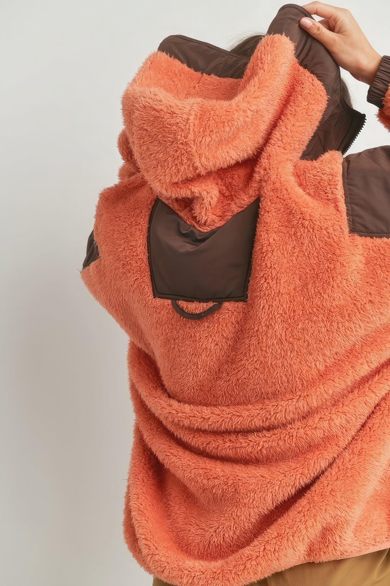 The Carly is our two-toned cozy hooded sweater. Crafted from 100% Polyester, it provides comfort, warmth and a trendy look. Perfect for various occasions, from casual outings to cozy nights in. Fabric: 100% Polyester. Colour: orange and brown.