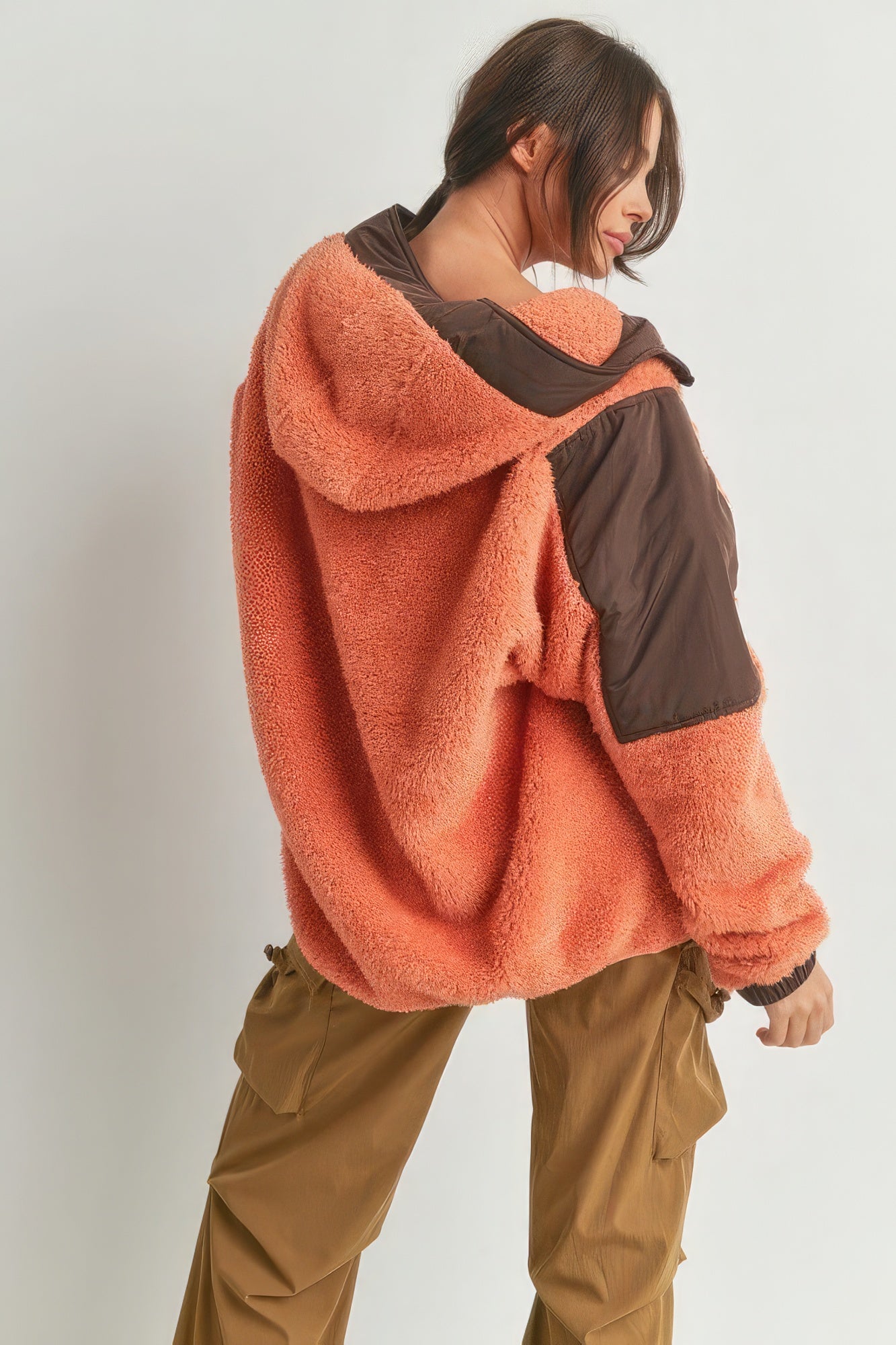 The Carly is our two-toned cozy hooded sweater. Crafted from 100% Polyester, it provides comfort, warmth and a trendy look. Perfect for various occasions, from casual outings to cozy nights in. Fabric: 100% Polyester. Colour: orange and brown.