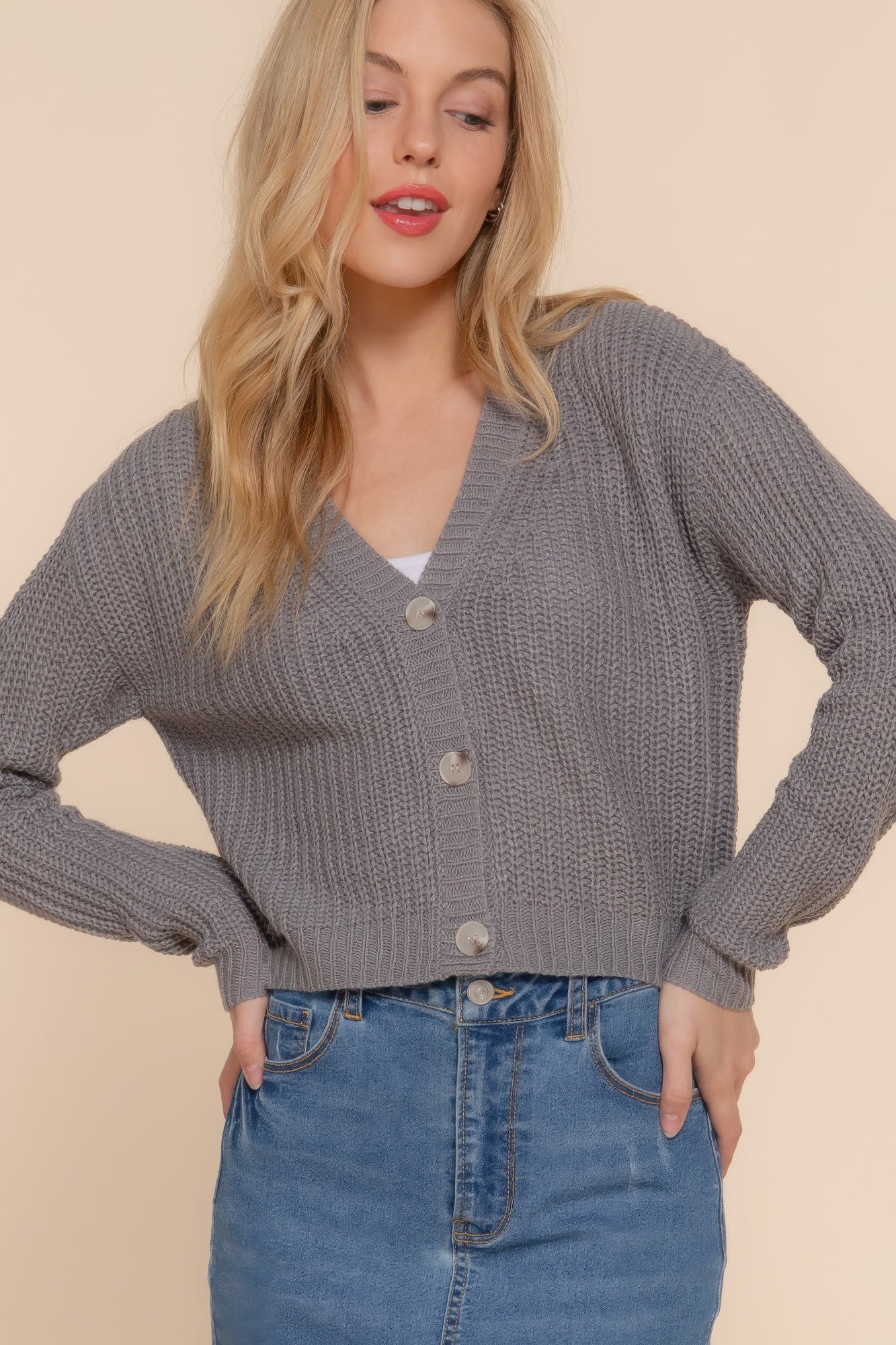 The Kate is our long sleeve v-neck cardigan. It's stylish and versatile piece with a button-down front and a relaxed fit. Ideal for layering over tops and dresses. Perfect for casual outings on cooler days. Fabric: 100% acrylic. Colour: grey.