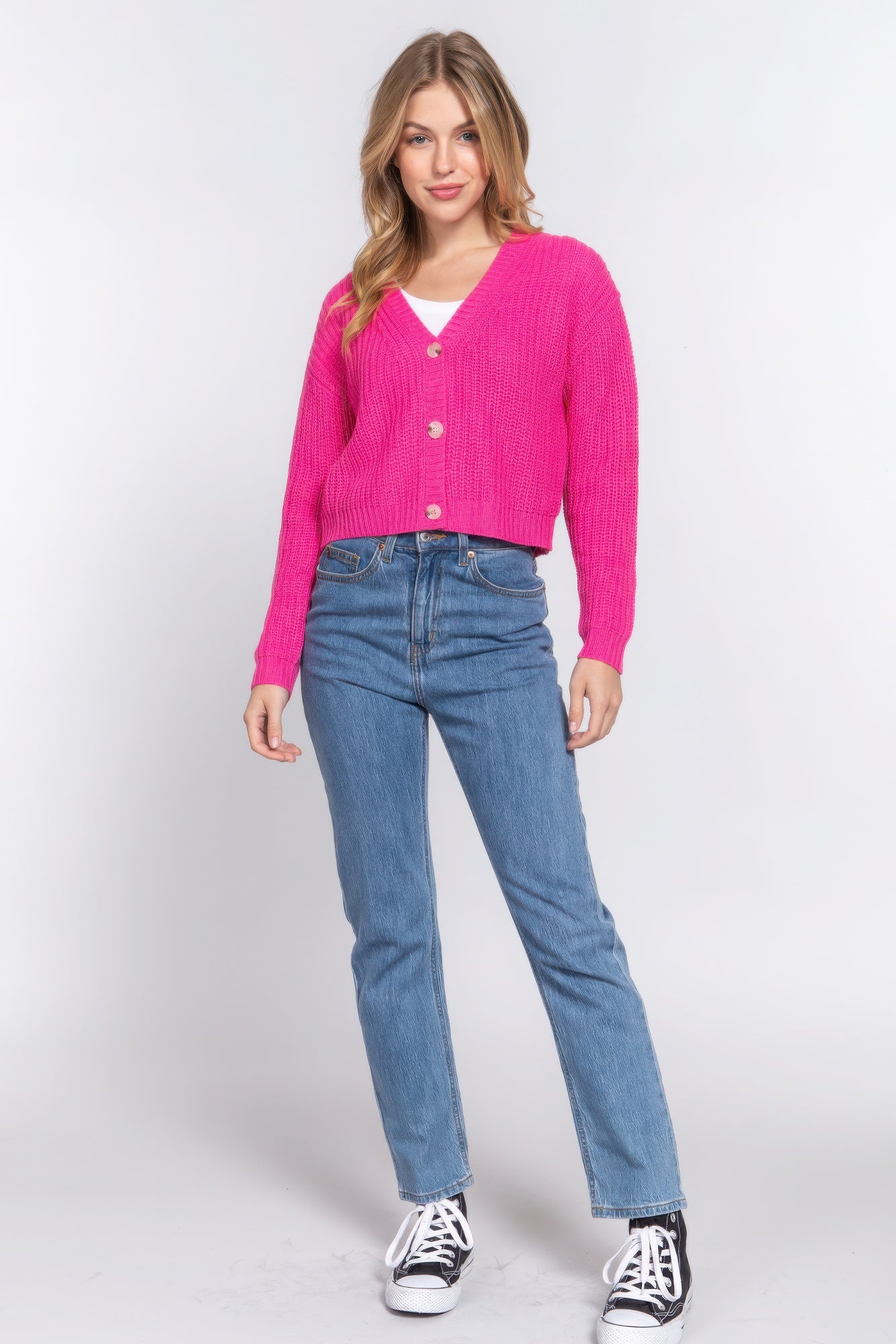 The Kate is our long sleeve v-neck cardigan. It's stylish and versatile piece with a button-down front and a relaxed fit. Ideal for layering over tops and dresses. Perfect for casual outings on cooler days. Fabric: 100% acrylic. Colour: pink.