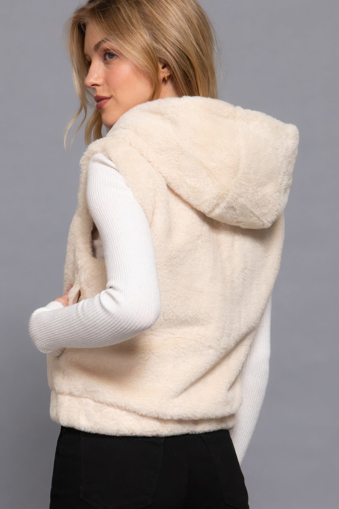 The Rory is our hooded faux fur vest that is perfect for Autumn and Winter. Ideal for layering over your favourite tops or sweaters. Perfect for casual outings on chilly days and as a stylish addition to your everyday wear. Fabric: 100% Polyester; faux fur. Colour: vanilla.