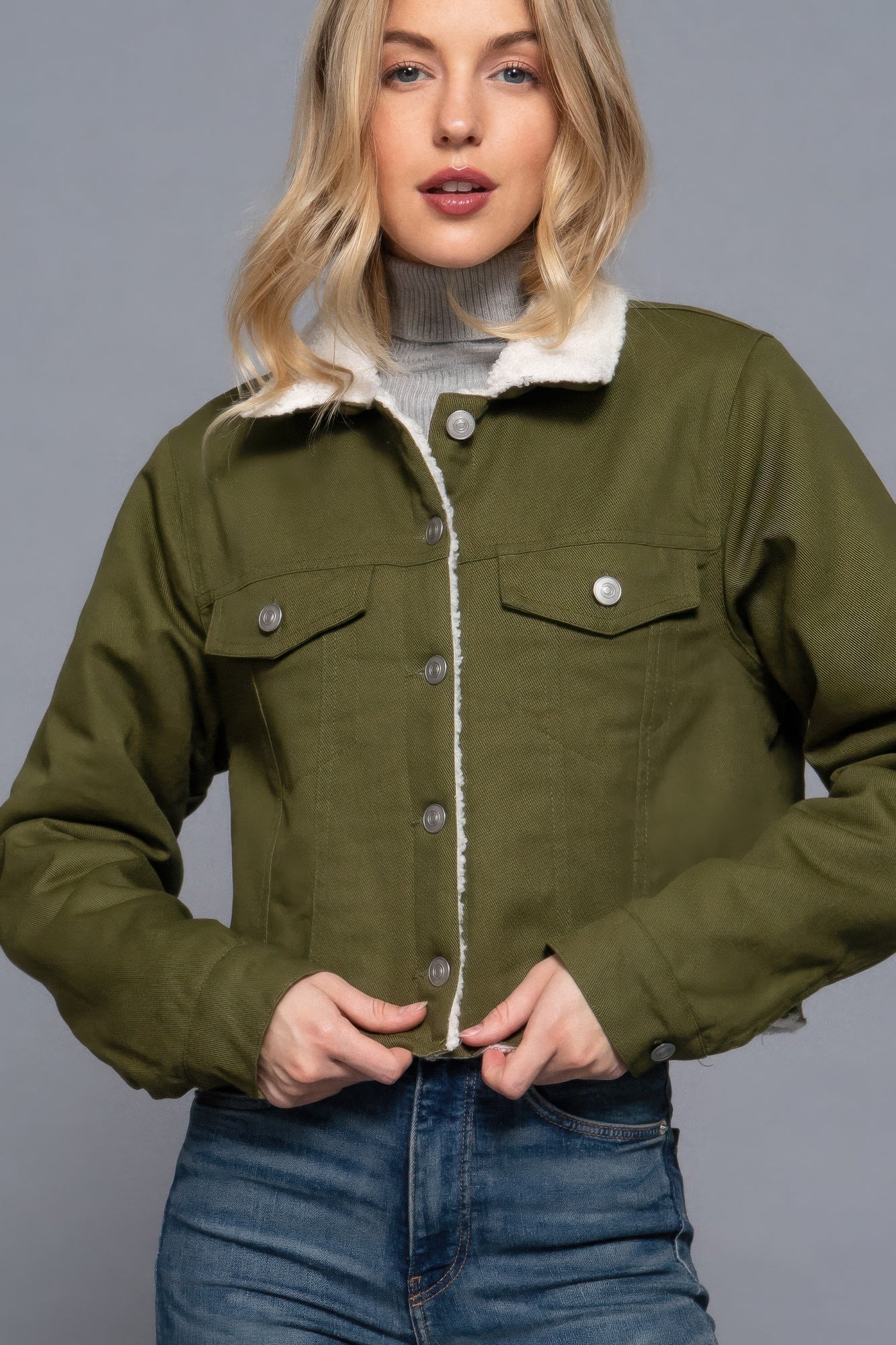 The Anna is our button down sherpa-lined twill jacket, ideal for cooler days. Each jacket is expertly stitched to ensure a quality finish. Perfect for layering over sweaters or tees, this jacket can be dressed up or down for any occasion. Fabric: 100% Cotton. Colour: olive.