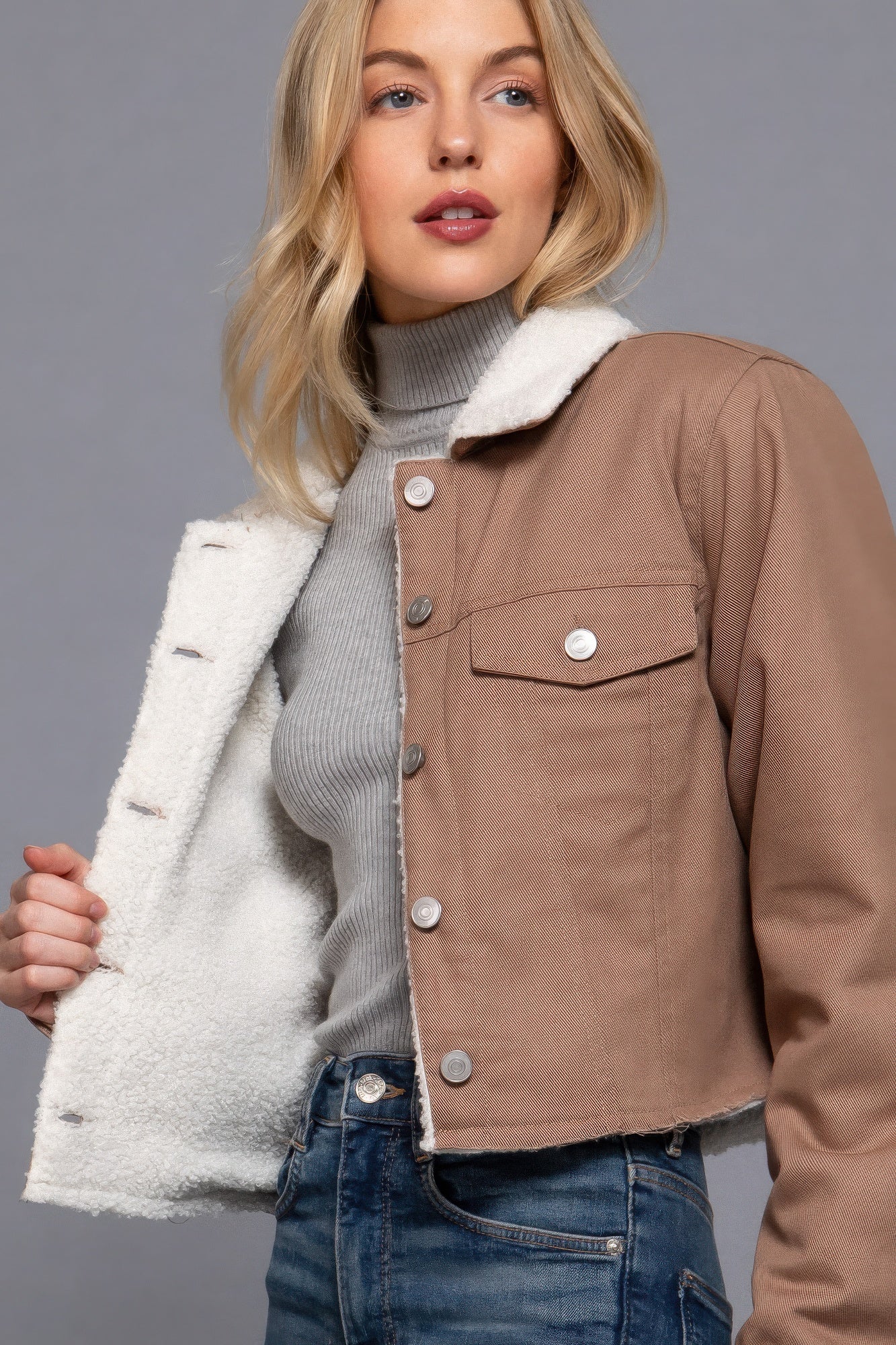 The Anna is our button down sherpa-lined twill jacket, ideal for cooler days. Each jacket is expertly stitched to ensure a quality finish. Perfect for layering over sweaters or tees, this jacket can be dressed up or down for any occasion. Fabric: 100% Cotton. Colour: cocoa.