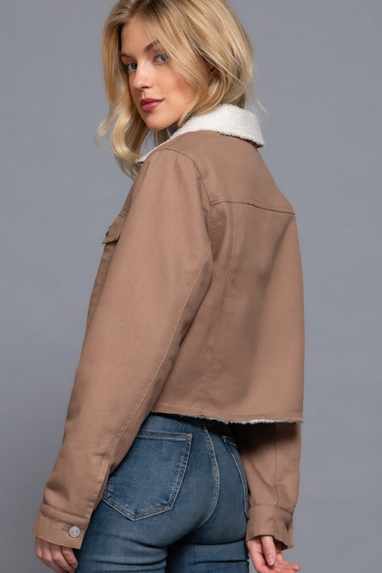 The Anna is our button down sherpa-lined twill jacket, ideal for cooler days. Each jacket is expertly stitched to ensure a quality finish. Perfect for layering over sweaters or tees, this jacket can be dressed up or down for any occasion. Fabric: 100% Cotton. Colour: cocoa.