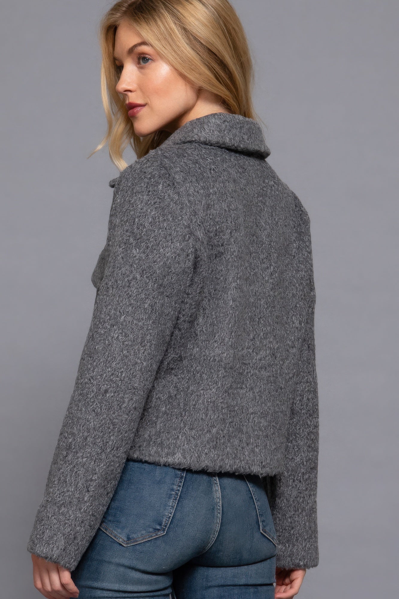 The Elsa is our long sleeve teddy fleece jacket that’s perfect for chilly days. Our jacket is designed for comfort, making it a go-to piece for everyday wear. Ideal for layering over tees or sweaters. Fabric: 100% polyester. Colour: heather charcoal.