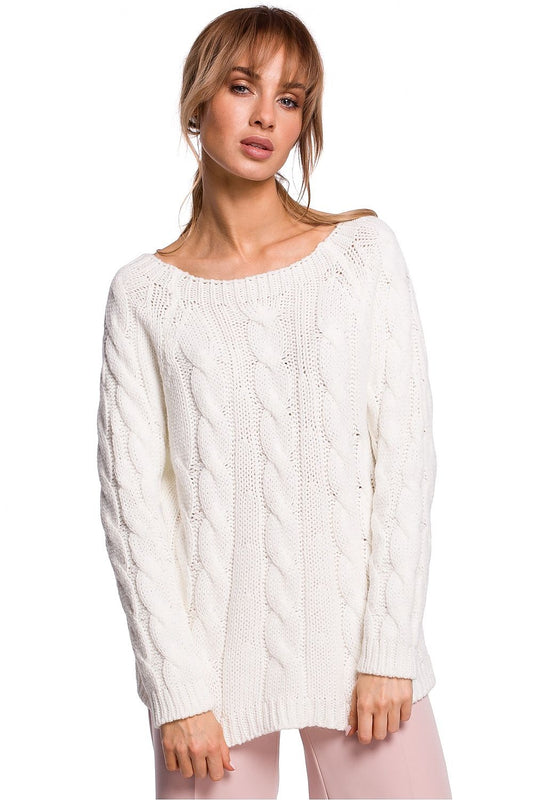 A fitted white sweater with a boat neckline and a light openwork weave. It is an elegant and timeless cut and weave that will stay in your wardrobe for a long time. Perfect for layering up.