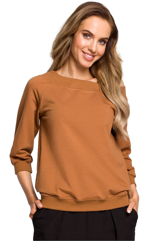 A cotton sweatshirt doesn't always need to be sporty. This lightweight brown cotton sweater has a wide neckline and shoulders. Pair it with the perfect pants to create an elegant and sophisticated look. Colour: brown.