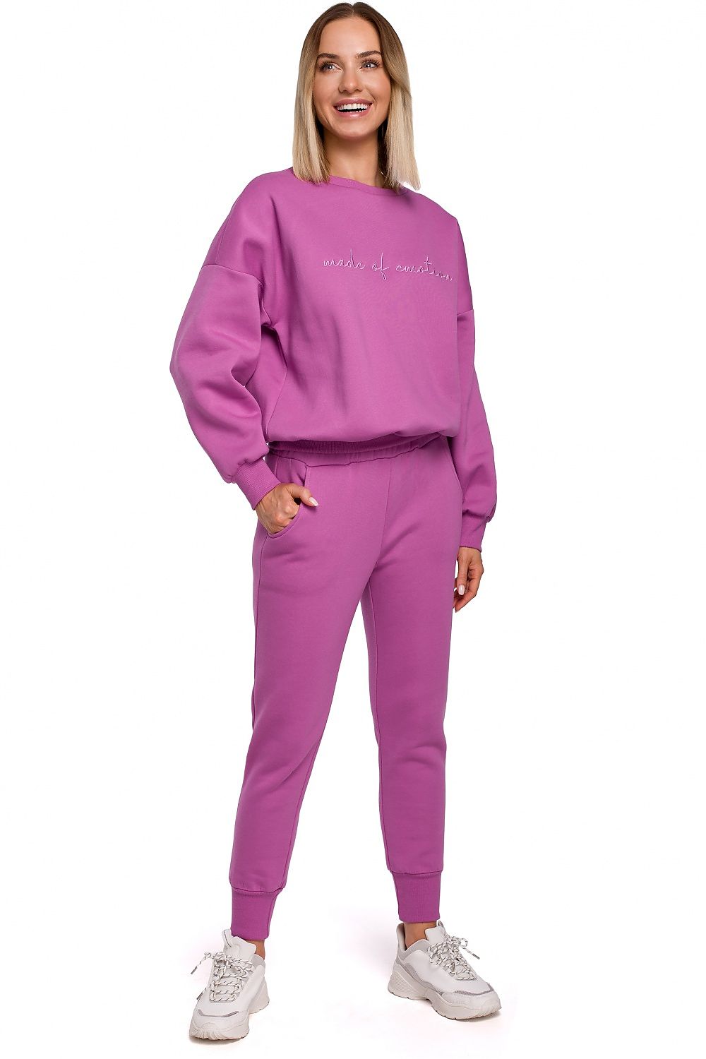 A classic of the sporty genre, sweatpants on elastic, with pockets and cuffs at the bottom of the legs. Colour: pink.