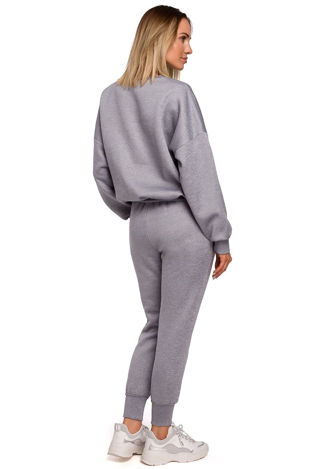 A classic of the sporty genre, sweatpants on elastic, with pockets and cuffs at the bottom of the legs. Colour: grey.