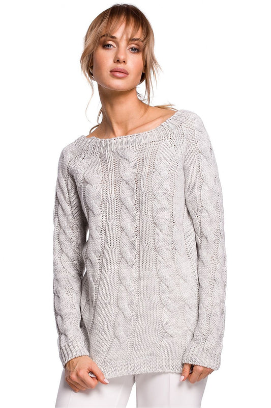 A fitted grey sweater with a boat neckline and a light openwork weave. It is an elegant and timeless cut and weave that will stay in your wardrobe for a long time. Perfect for layering up.