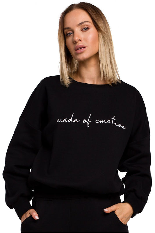 Oversized sweater, with original embroidery on the front in many fashionable colors. Lovely with sweatpants in the same color, jeans, skirts and dresses. Colour: black.