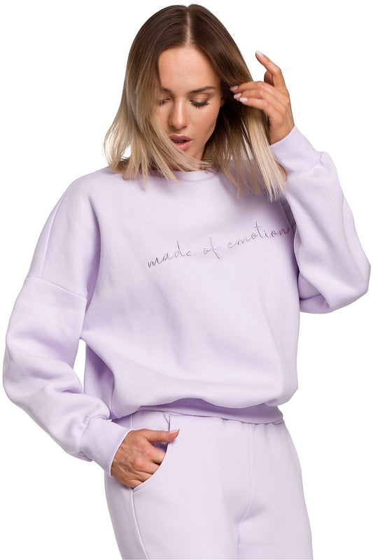 Oversized sweater, with original embroidery on the front in many fashionable colors. Lovely with sweatpants in the same color, jeans, skirts and dresses. Colour: violet.