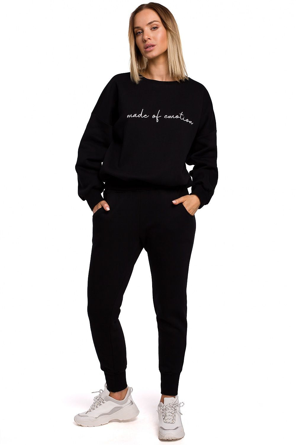 A classic of the sporty genre, sweatpants on elastic, with pockets and cuffs at the bottom of the legs. Colour: black.