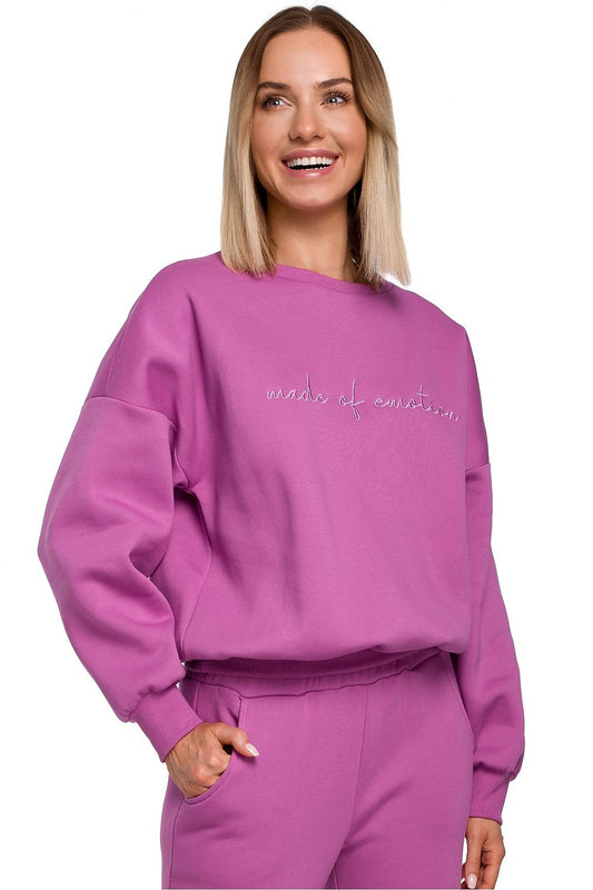 Oversized sweater, with original embroidery on the front in many fashionable colors. Lovely with sweatpants in the same color, jeans, skirts and dresses. Colour: pink.