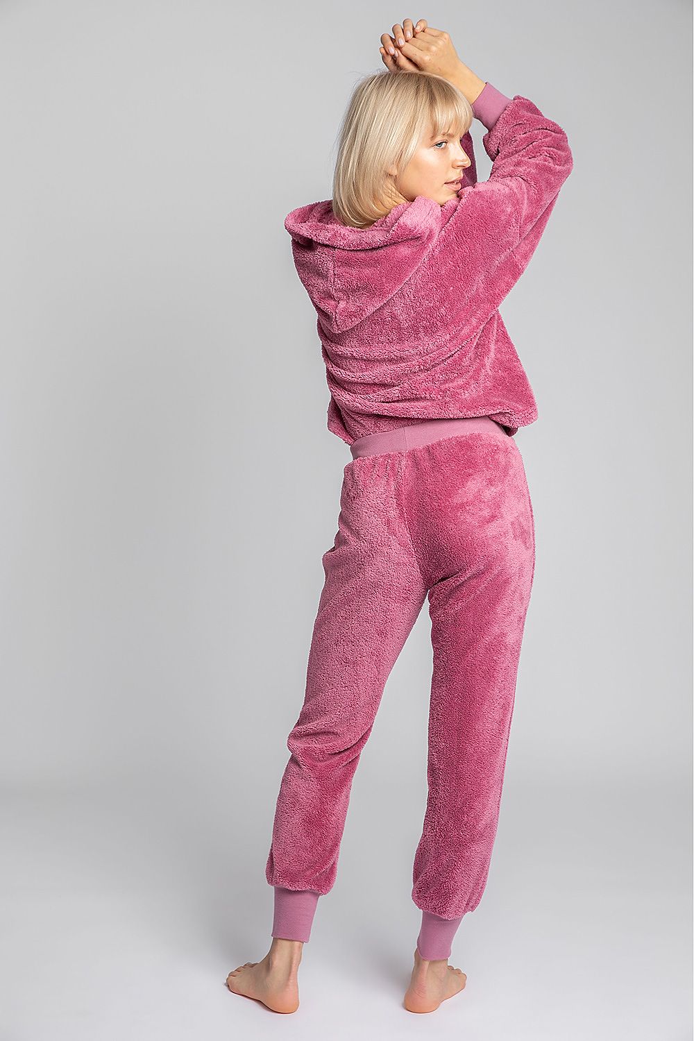These heavenly lightweight joggers in plush knit will make lazy moments at home more enjoyable and are perfect for a walk when it's chilly outside. Colour: pink.