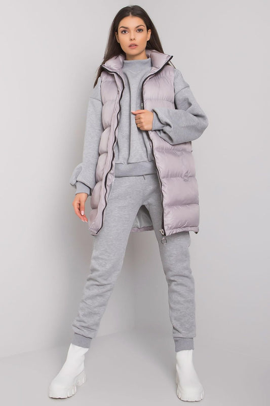 A set consisting of a grey sweatshirt and sweatpants and a lilac down vest. Zipped vest with pockets. Straight cut sweatshirt with long sleeves. Sweatpants with pockets and tie at the waist.