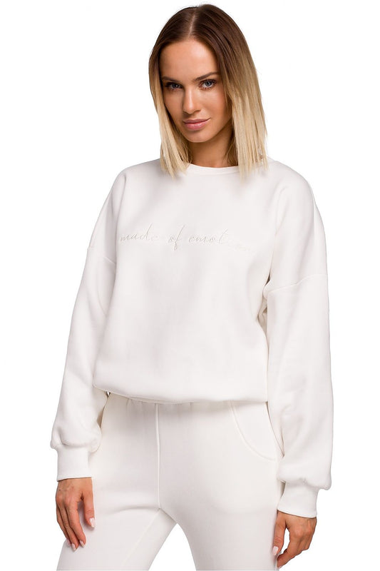 Oversized sweater, with original embroidery on the front in many fashionable colors. Lovely with sweatpants in the same color, jeans, skirts and dresses. Colour: white.