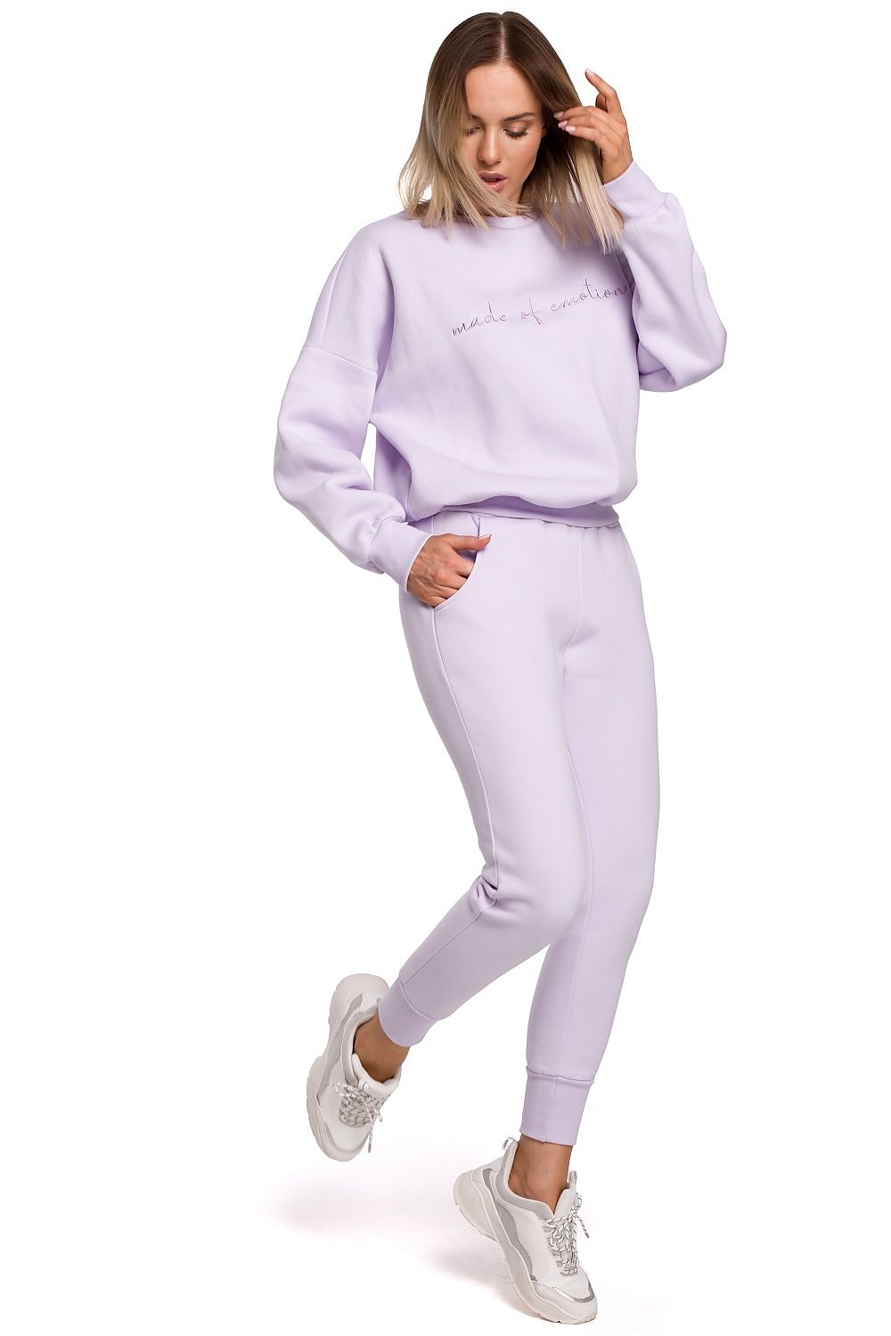 A classic of the sporty genre, sweatpants on elastic, with pockets and cuffs at the bottom of the legs. Colour: violet.