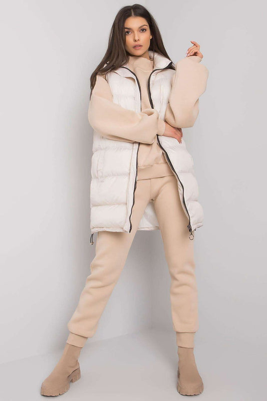 A set consisting of a beige sweatshirt and sweatpants and a white down vest. Zipped vest with pockets. Straight cut sweatshirt with long sleeves. Sweatpants with pockets and tie at the waist.