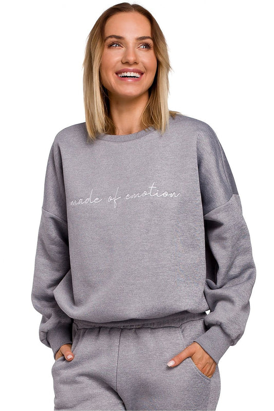 Oversized sweater, with original embroidery on the front in many fashionable colors. Lovely with sweatpants in the same color, jeans, skirts and dresses. Colour: grey.