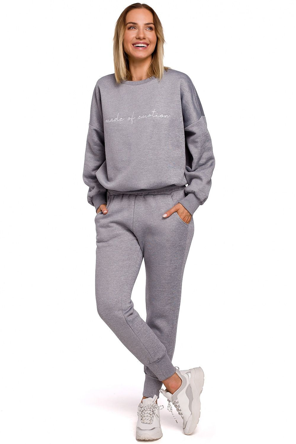 A classic of the sporty genre, sweatpants on elastic, with pockets and cuffs at the bottom of the legs. Colour: grey.