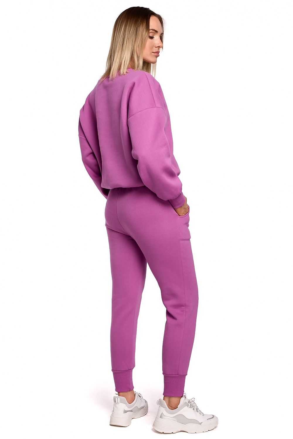 A classic of the sporty genre, sweatpants on elastic, with pockets and cuffs at the bottom of the legs. Colour: pink.