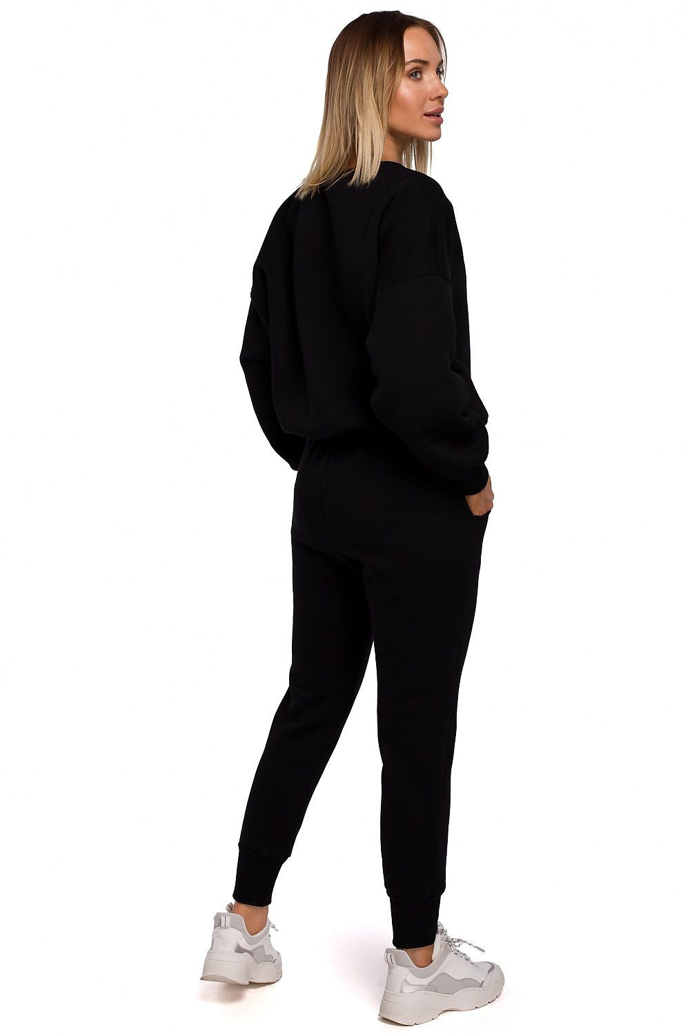 A classic of the sporty genre, sweatpants on elastic, with pockets and cuffs at the bottom of the legs. Colour: black.